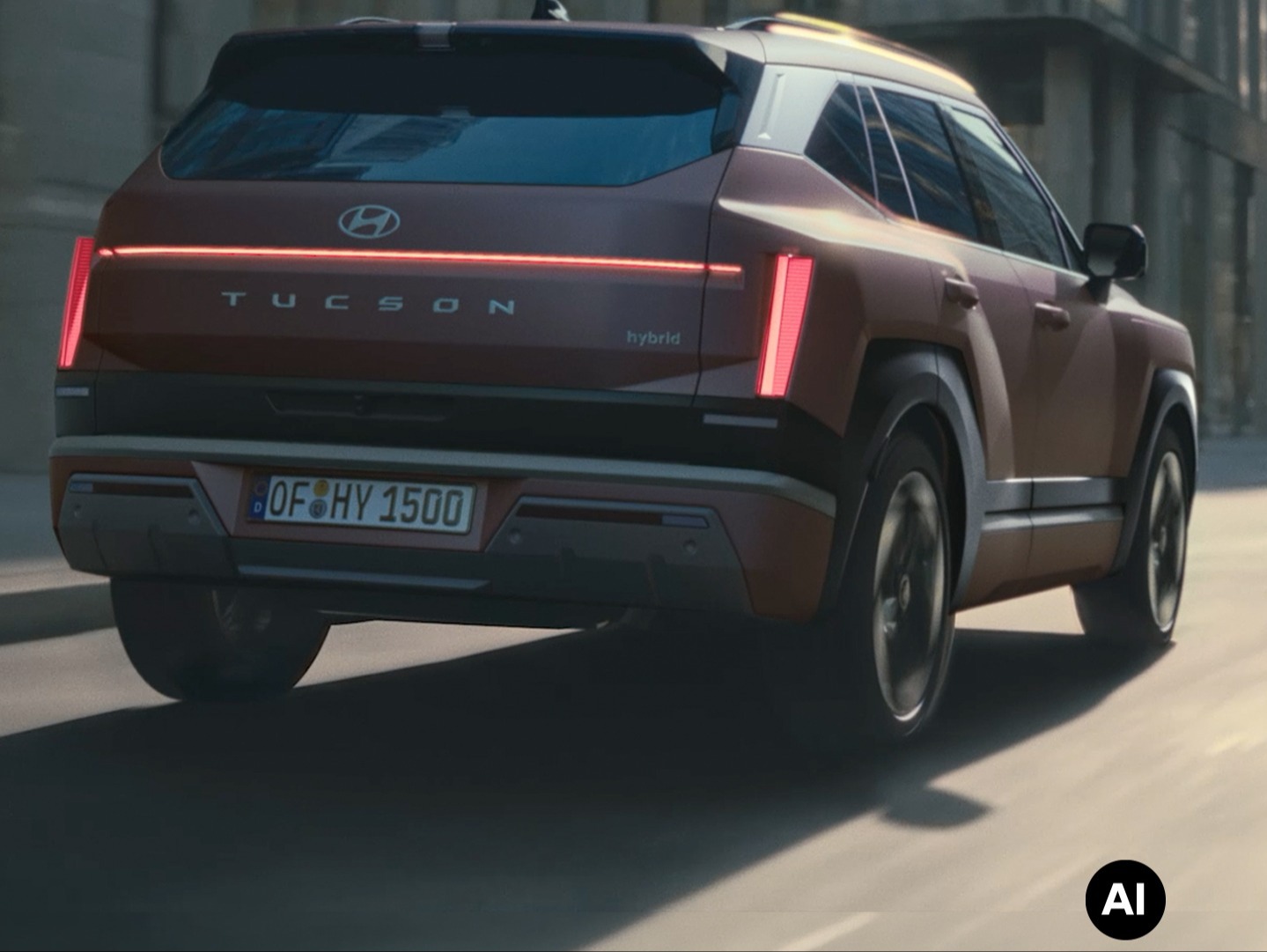 Pohled zezadu na Hyundai TUCSON jedoucí městskou ulicí.