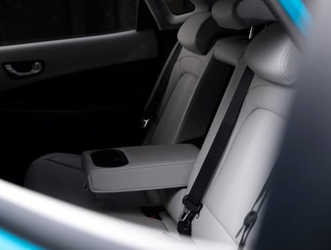 Vyhřívaná zadní sedadla v interiéru nového kompaktního SUV Hyundai KONA Electric.